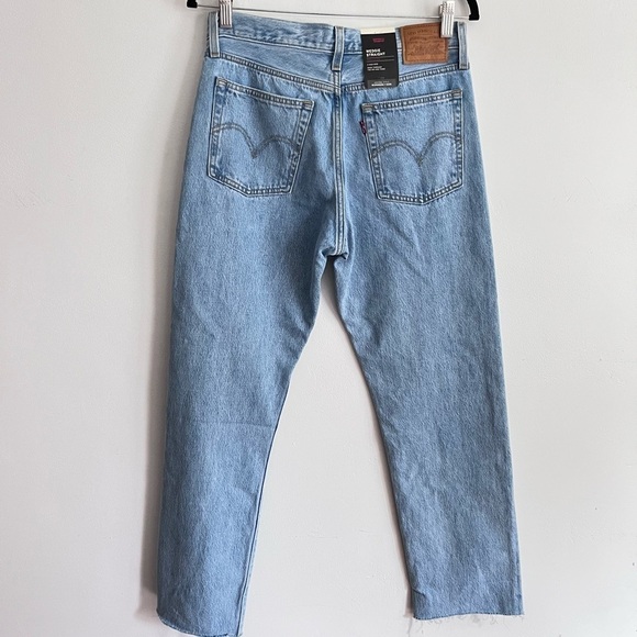 Levi's Wedgie Straight High Waist Button Fly NWT
Jeans Size 28X28 - Picture 3 of 11